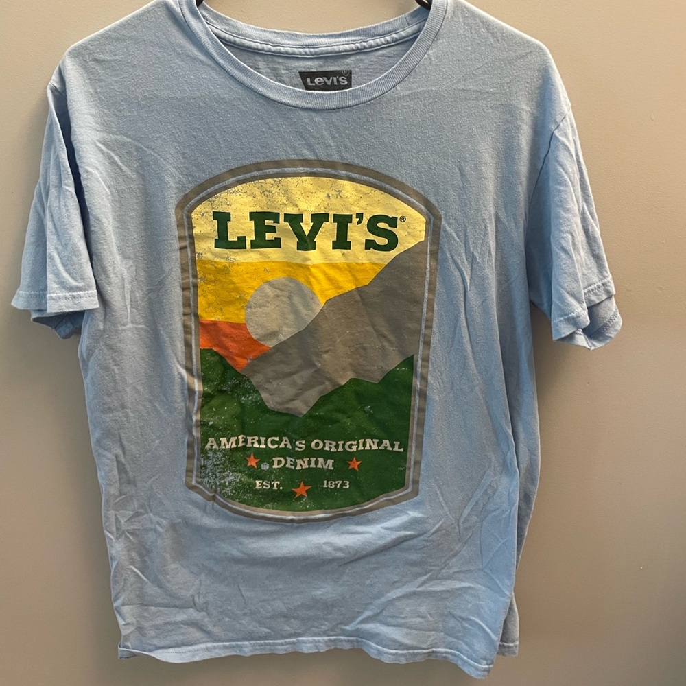 blue Levi’s tee